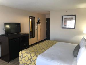 Letto o letti in una camera di Baymont by Wyndham Phoenix I-10 near 51st Ave