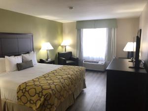 Letto o letti in una camera di Baymont by Wyndham Phoenix I-10 near 51st Ave