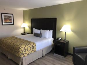 Letto o letti in una camera di Baymont by Wyndham Phoenix I-10 near 51st Ave