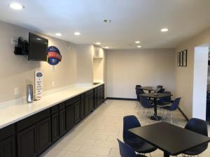 TV o dispositivi per l'intrattenimento presso Baymont by Wyndham Phoenix I-10 near 51st Ave