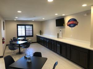 TV o dispositivi per l'intrattenimento presso Baymont by Wyndham Phoenix I-10 near 51st Ave
