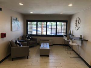 Area soggiorno di Baymont by Wyndham Phoenix I-10 near 51st Ave
