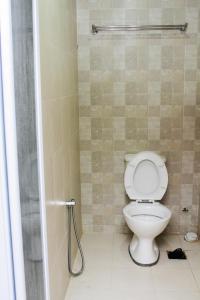 łazienka z toaletą i prysznicem w obiekcie Hotel Kamelia w mieście Kepala Batas