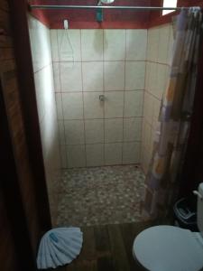 y baño con ducha, aseo y lavamanos. en Rincon Verde, en Bijagua