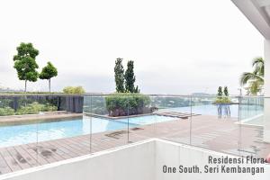 Bazén v ubytování Residensi Flora nebo v jeho okolí