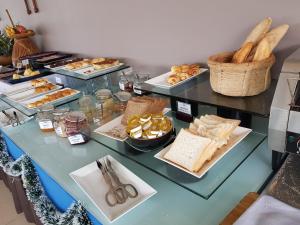 un tavolo con vari tipi di pane e prodotti da forno di One Bedroom Apartment with Sea View a Da Nang