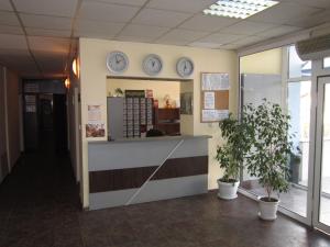 ein Wartezimmer mit Uhren an der Wand in der Unterkunft Germanea Hotel in Saparewa Banja