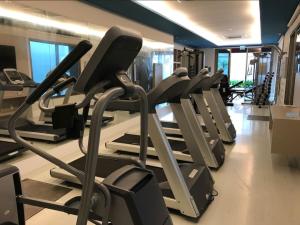 un gimnasio con filas de cintas de correr y elípticas en Studio, en Curitiba