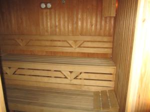 sauna z drewnianymi panelami i drewnianą ścianą w obiekcie Germanea Hotel w mieście Saparewa Banja