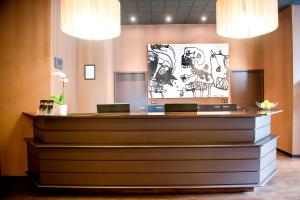 eine Rezeption in einer Lobby mit zwei Laptops in der Unterkunft New Hotel Charlemagne in Brüssel