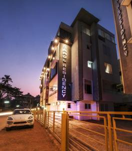 un'auto parcheggiata di fronte a un edificio di notte di Rahul Residency a Mangalore