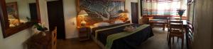 ein Schlafzimmer mit Bett und ein Wohnzimmer in der Unterkunft Casa Ofelia in Mazunte