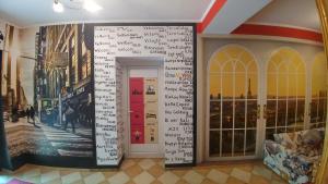 una parete con scritte sopra in una stanza di Hostel Amazing Ionika CenterCity a Chişinău
