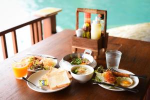 Comida en o cerca de este resort
