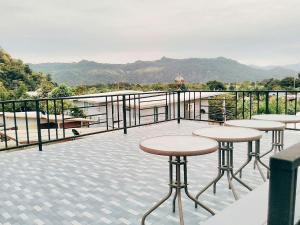 balcón con taburetes y vistas a las montañas en Baan Khaoneawdum, en Nong Nam Daeng
