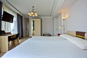 Afbeelding uit fotogalerij van Green Yard Hotel in Karakol