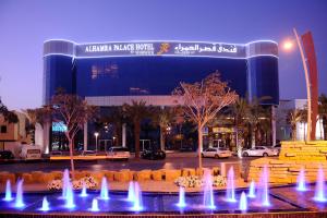 un gran edificio con una fuente frente a él en Al Hamra Palace By Warwick, en Riad