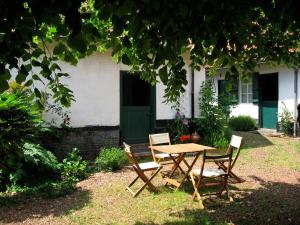 una mesa y sillas frente a una casa en Le Collet Vert en Wamin