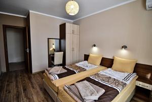 Un pat sau paturi într-o cameră la Zarevata Guest House