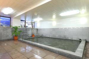 בריכת השחייה שנמצאת ב-Hotel Hokke Club Hakodate או באזור