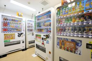 una fila de máquinas de refrescos en una tienda de comestibles en Hotel Hokke Club Hakodate, en Hakodate