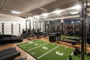 ein Fitnessstudio mit Fußballplatz auf dem Boden in der Unterkunft CORTIINA Hotel in München