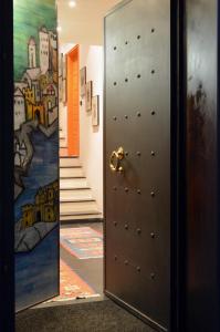 uma porta que leva a um corredor com uma pintura em B&B dell'Acquario em Gênova