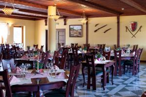 a dining room filled with tables and chairs at Hotel Hetmański in Rawa Mazowiecka