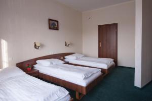 En eller flere senger på et rom på Hotel Hetmański