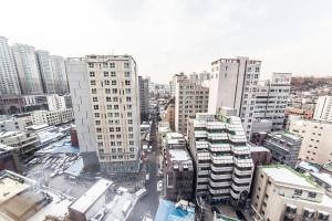 uma vista superior de uma cidade com edifícios altos em Jongno Hotel Lumia em Seul