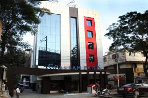 チェンナイにあるHotel Gokulam Parkの正面に看板がある建物