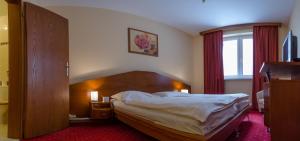 Posteľ alebo postele v izbe v ubytovaní Hotel West