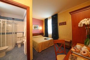 una camera d'albergo con letto e bagno di Hotel Abacus a Porto Mantovano