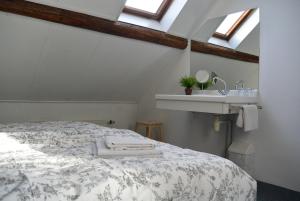 A bed or beds in a room at Jelly's Hoeve (Adults Only)