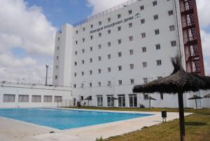 hotel z basenem przed budynkiem w obiekcie Albergue Inturjoven Jerez De La Frontera w mieście Jerez de la Frontera