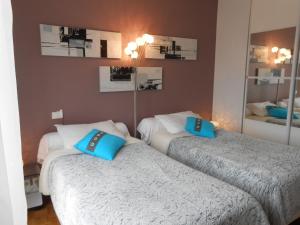 2 Betten in einem Hotelzimmer mit Spiegeln in der Unterkunft Gîte Bretagne in Rouen