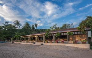 ein Gebäude an einem Strand mit Bäumen im Hintergrund in der Unterkunft Anda Lanta Resort in Ko Lanta