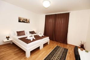 una camera da letto con un letto con due animali di peluche sopra di Gästezimmer Hurem a Kapfenberg