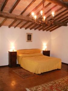 1 dormitorio con 1 cama y 2 mesitas de noche en Agriturismo Il Palazzaccio, en Galliano