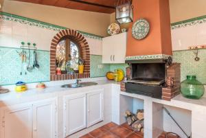 A kitchen or kitchenette at Cubo's Finca Galiano