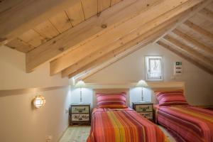 En eller flere senge i et værelse på The Vegghera House