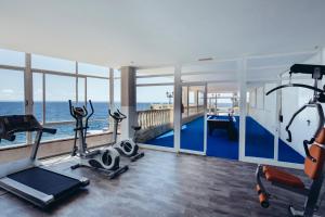 een fitnessruimte met uitzicht op de oceaan bij Europe Playa Marina - Adults Only in Illetas