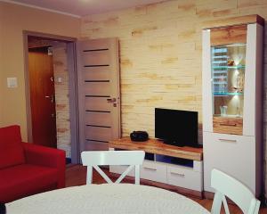 Televízia a/alebo spoločenská miestnosť v ubytovaní Apartament Na Wzgórzu