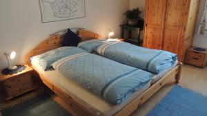 ヴィルゲンにあるFerienwohnung Rainerのベッドルーム1室(枕2つ付)