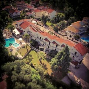 een luchtzicht op een huis met een zwembad bij Alfa Hotel in Parga