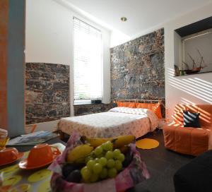um quarto com uma cama e uma tigela de fruta numa mesa em B&B dell'Acquario em Gênova