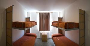 A bed or beds in a room at Albergue Inturjoven Granada Még 17 kép