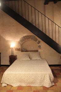 - une chambre avec un lit blanc et un escalier dans l'établissement l'Atelier de Saint-Just, à Lyon