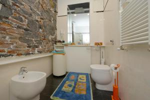 uma casa de banho com um WC branco e um lavatório. em B&B dell'Acquario em Gênova