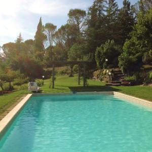 uma piscina no quintal de uma casa em Casa Chiara by VacaVilla em Preggio
